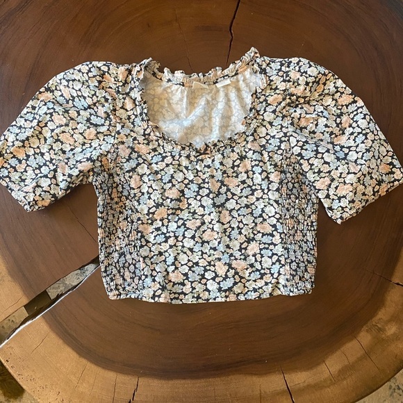 Levi’s Floral Cropped top! Adorable with smocked details/ Size Small - Picture 1 of 7